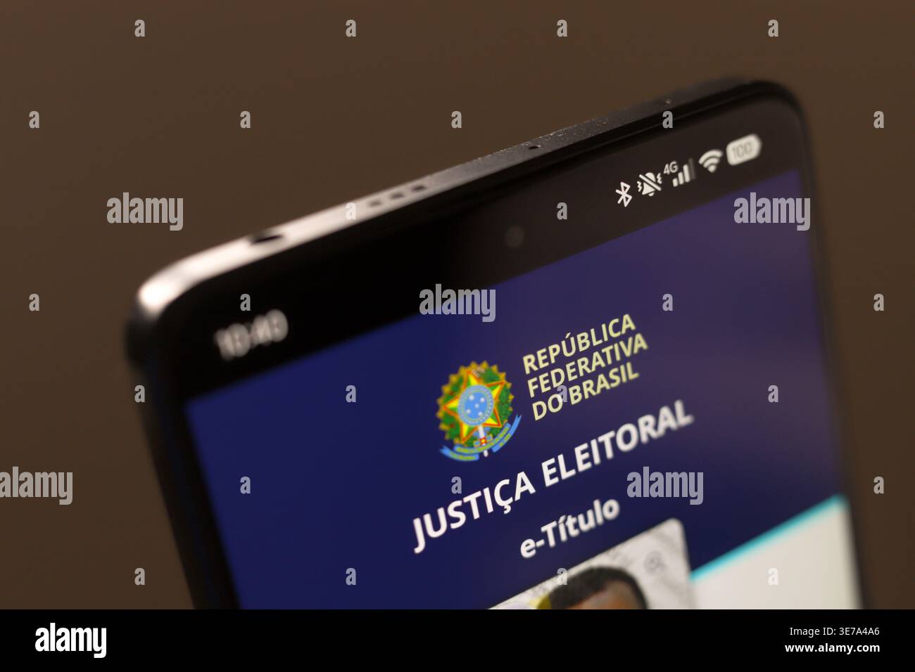 In questa immagine, l'app e-title (Título de Eleitor) viene visualizzata sullo schermo di uno smartphone. La scheda di registrazione degli elettori è il documento che Foto Stock