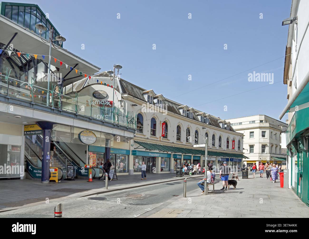 Fleet Walk; Poundland; TK Maxx; negozi; non affollato; marchi di alta moda; negozi di valore; Torquay's Fleet Street ha un mix di catene nazionali di negozi e. Foto Stock