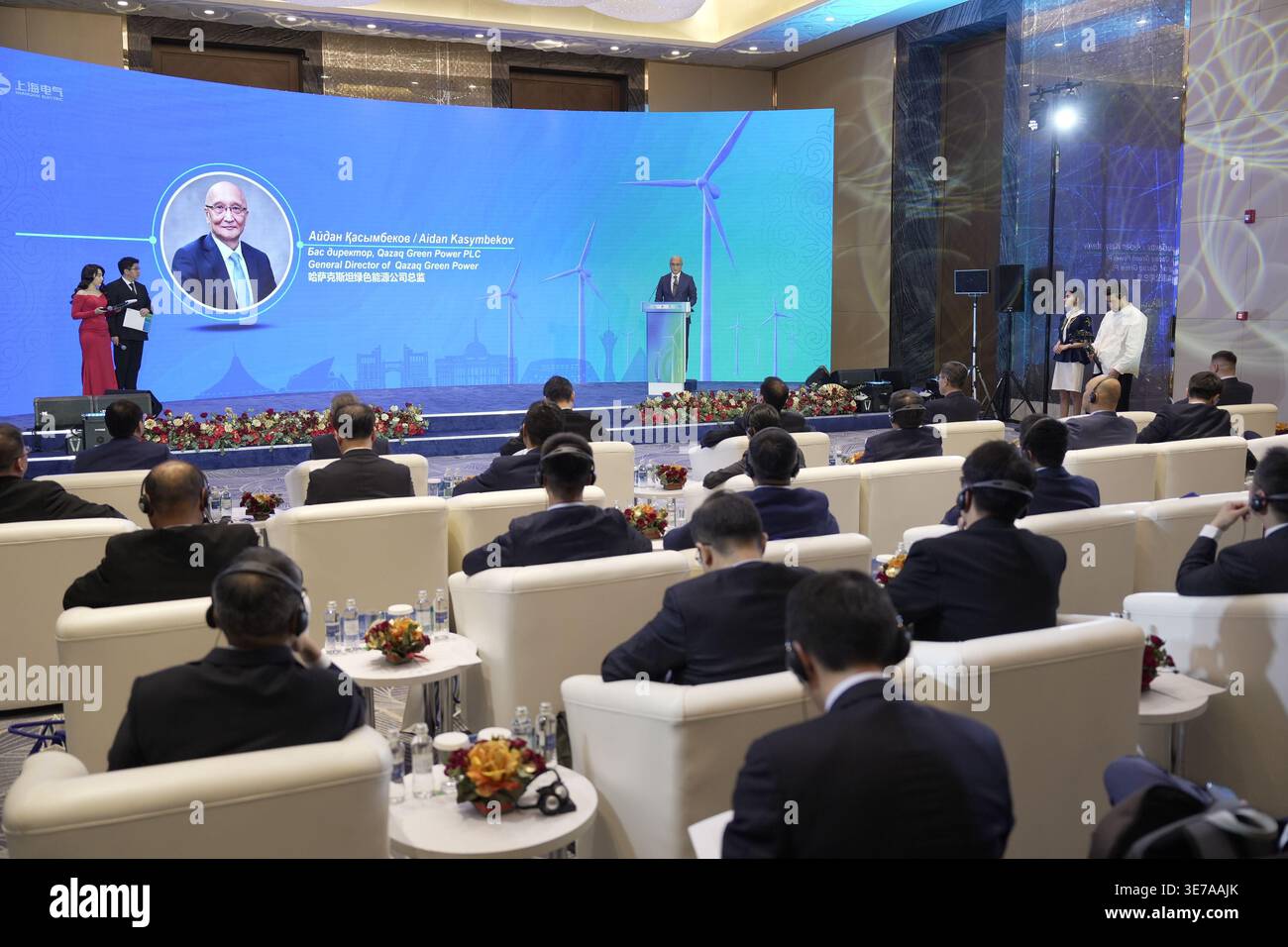 (260410) -- ASTANA, 10 aprile 2026 (Xinhua) -- questa foto scattata il 9 aprile 2026 mostra la cerimonia di lancio di un progetto eolico su scala gigawatt nell'ambito di un accordo di acquisto di energia a lungo termine, con una società cinese tra i principali appaltatori, ad Astana, Kazakistan. Il progetto di energia eolica Mirny da 1 gigawatt vedrà Shanghai Electric Group come uno dei suoi principali appaltatori, fornendo apparecchiature di base e soluzioni integrate.PER ANDARE AVANTI CON "il Kazakistan apre le porte al progetto di energia eolica gigawatt sostenuto dalla Cina" (foto di Kalizhan Ospanov/Xinhua) Foto Stock