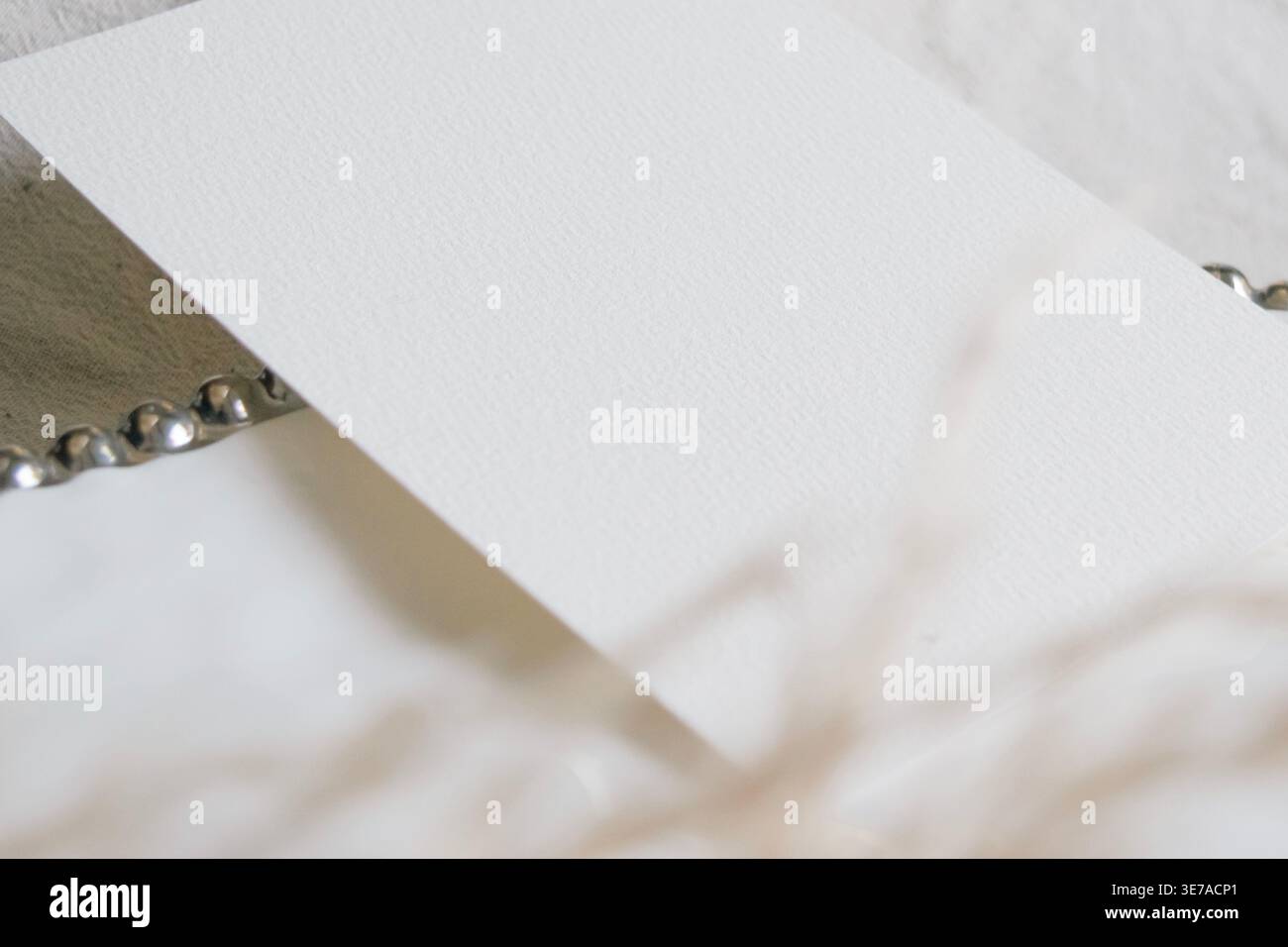 Mockup galleggiante in carta bianca con catena soft focus eleganza minimalista elegante spazio copia modello branding Foto Stock