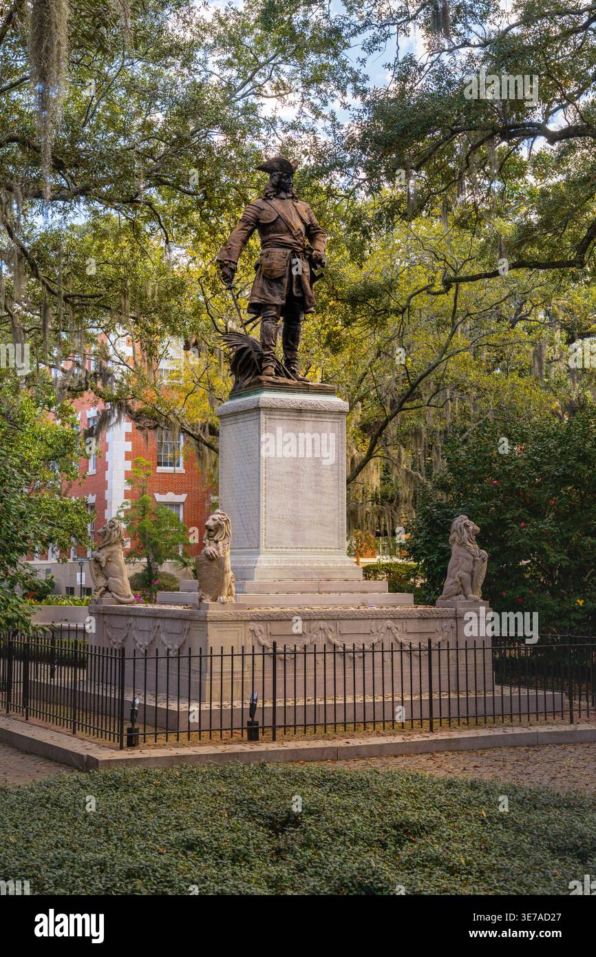 Savannah, USA - 11 marzo 2026: Vista della statua del generale James Oglethorpe in Chippewa Square nel centro storico di Savannah Foto Stock