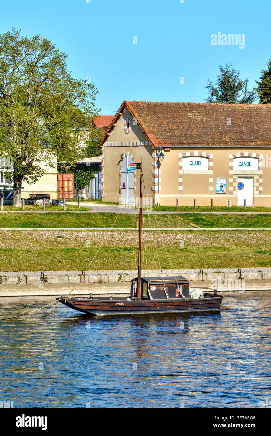 Imbarcazione da lavoro per le vie navigabili interne francesi tradizionali - péniche - ormeggiata sul fiume Vienne - Chatellerault, Vienne (86), Francia. Foto Stock