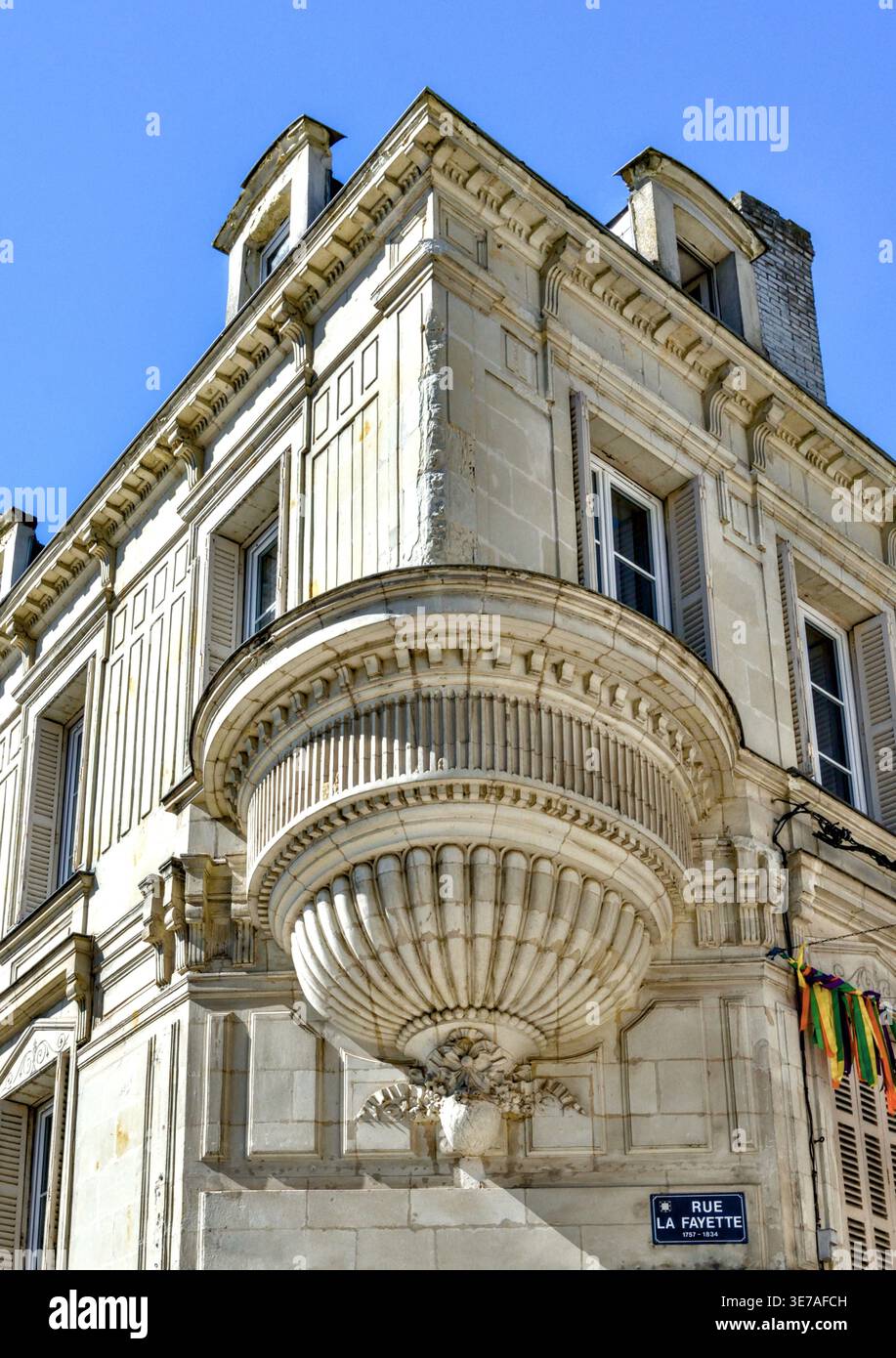 Supporto ornamentale intagliato e scanalato ad angolo tondo su un edificio architettonico classico del centro citta' del XVIII secolo - Chatellerault, Vienne (86), Francia. Foto Stock