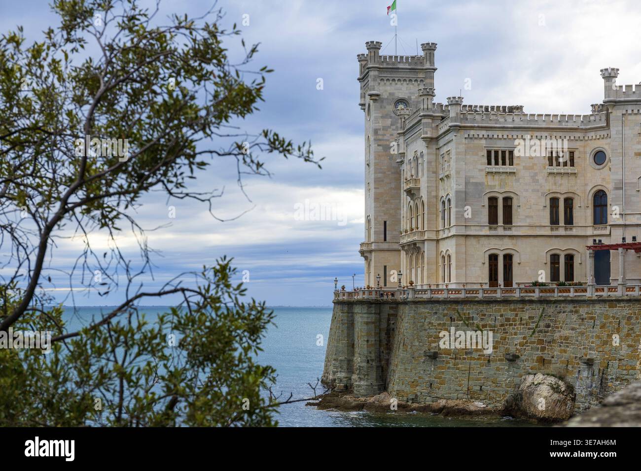 Castello di Miramare sulla costa rocciosa del mare Adriatico vicino a Trieste, Italia. Architettura storica sul mare. Foto Stock