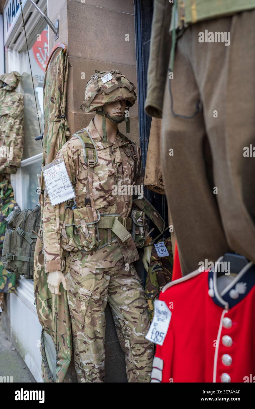 Un manichino vestito di abbigliamento militare mimetico si trova fuori Coldstream, in Scozia, e offre un negozio di abbigliamento militare vintage visibile Foto Stock