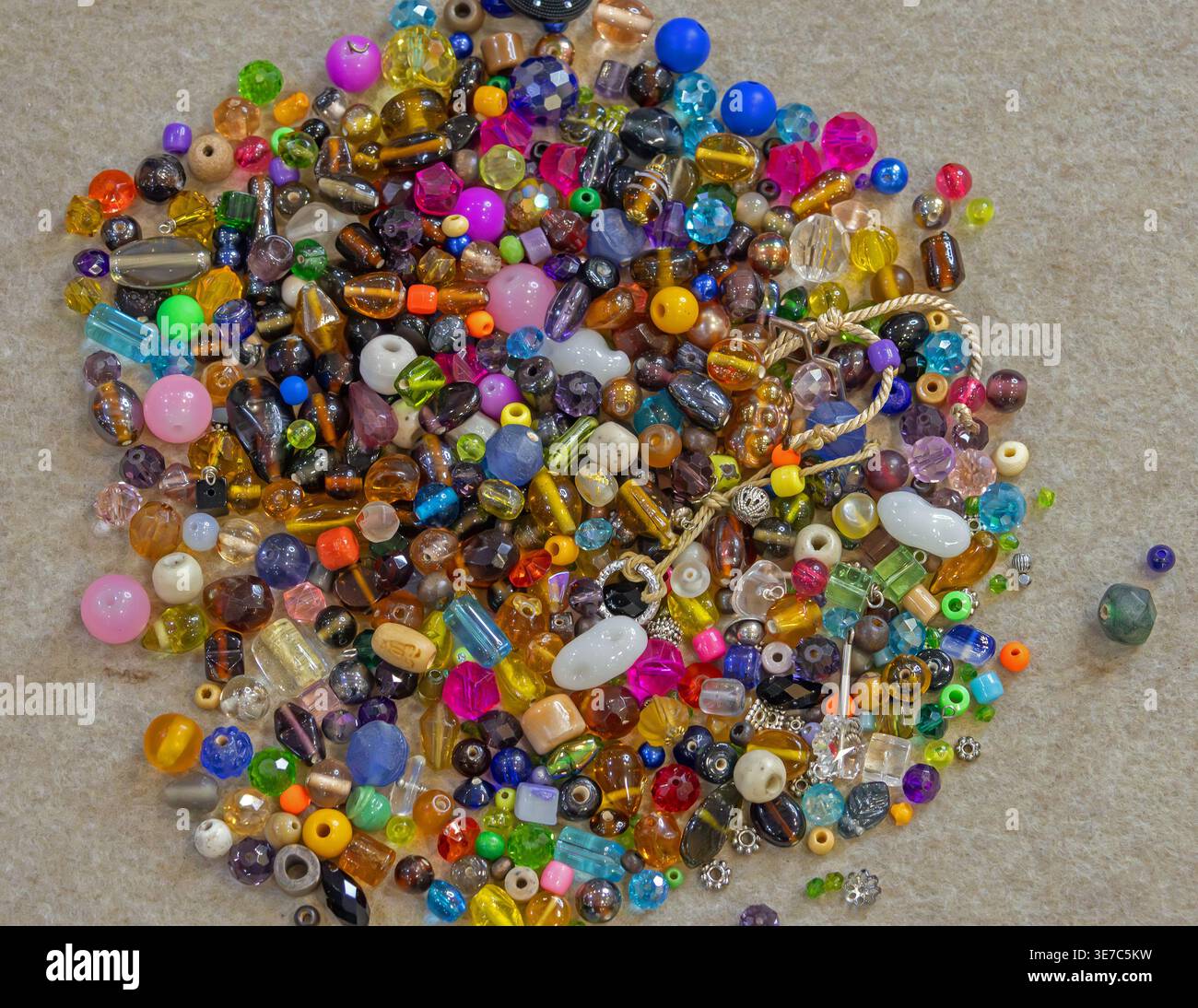 Mazzo decorativo e colorato in plastica e mazzetta di gioielli Foto Stock