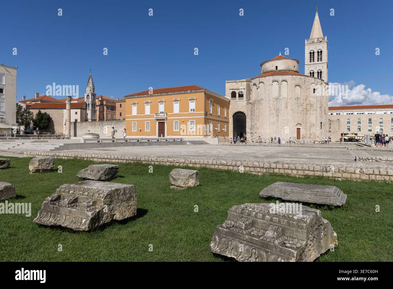 Zara, Croazia - 14 settembre 2025: Antico foro Romano con resti di templi in pietra, chiesa di San Donato del IX secolo Foto Stock