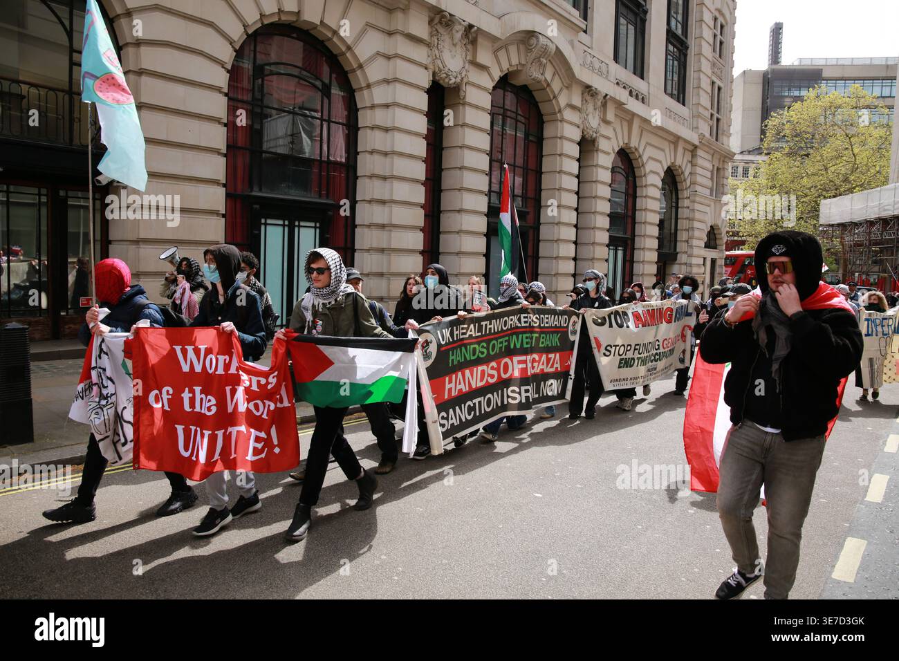 Londra, Regno Unito. 10 aprile 2026. I manifestanti pro-palestinesi si riuniscono fuori da Bush House al King’s College di Londra sullo Strand, dove si sarebbe dovuta tenere la Conferenza di difesa di Londra. Studenti e attivisti tengono striscioni e slogan di canto durante la dimostrazione. La protesta è organizzata da gruppi studenteschi tra cui KCL sta per giustizia. Crediti: Waldemar Sikora / Alamy Live News Foto Stock
