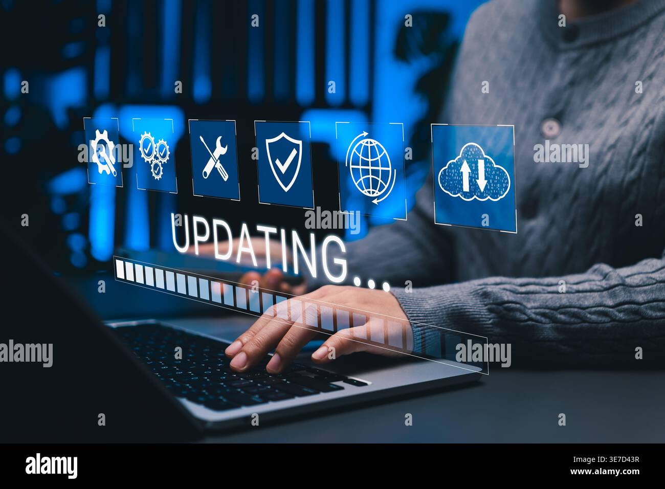 Informazioni sull'aggiornamento del sistema e sulla manutenzione del software. Donna che utilizza un notebook con barra di avanzamento degli aggiornamenti, cloud, icone del sistema di sicurezza che rappresentano il software Foto Stock