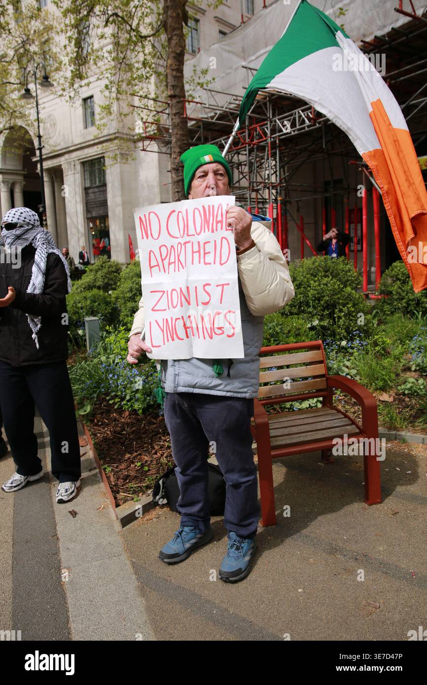 Londra, Regno Unito. 10 aprile 2026. I manifestanti pro-palestinesi si riuniscono fuori da Bush House al King’s College di Londra sullo Strand, dove si sarebbe dovuta tenere la Conferenza di difesa di Londra. Studenti e attivisti tengono striscioni e slogan di canto durante la dimostrazione. La protesta è organizzata da gruppi studenteschi tra cui KCL sta per giustizia. Crediti: Waldemar Sikora / Alamy Live News Foto Stock