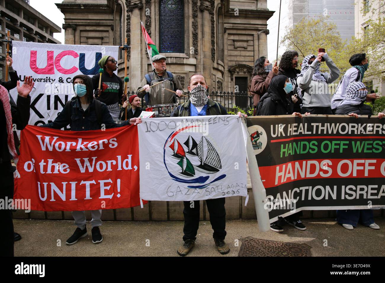 Londra, Regno Unito. 10 aprile 2026. I manifestanti pro-palestinesi si riuniscono fuori da Bush House al King’s College di Londra sullo Strand, dove si sarebbe dovuta tenere la Conferenza di difesa di Londra. Studenti e attivisti tengono striscioni e slogan di canto durante la dimostrazione. La protesta è organizzata da gruppi studenteschi tra cui KCL sta per giustizia. Crediti: Waldemar Sikora / Alamy Live News Foto Stock