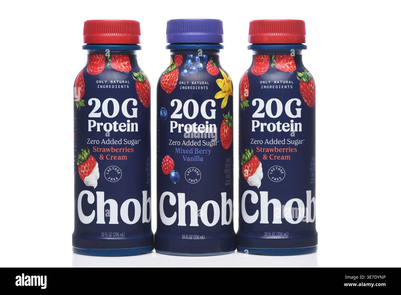 IRVINE, CALIFORNIA - 10 aprile 2026: Bottiglie di Chobani 20 g di bevanda proteica, vaniglia di bacche miste e lamponi e sapori di crema. Foto Stock