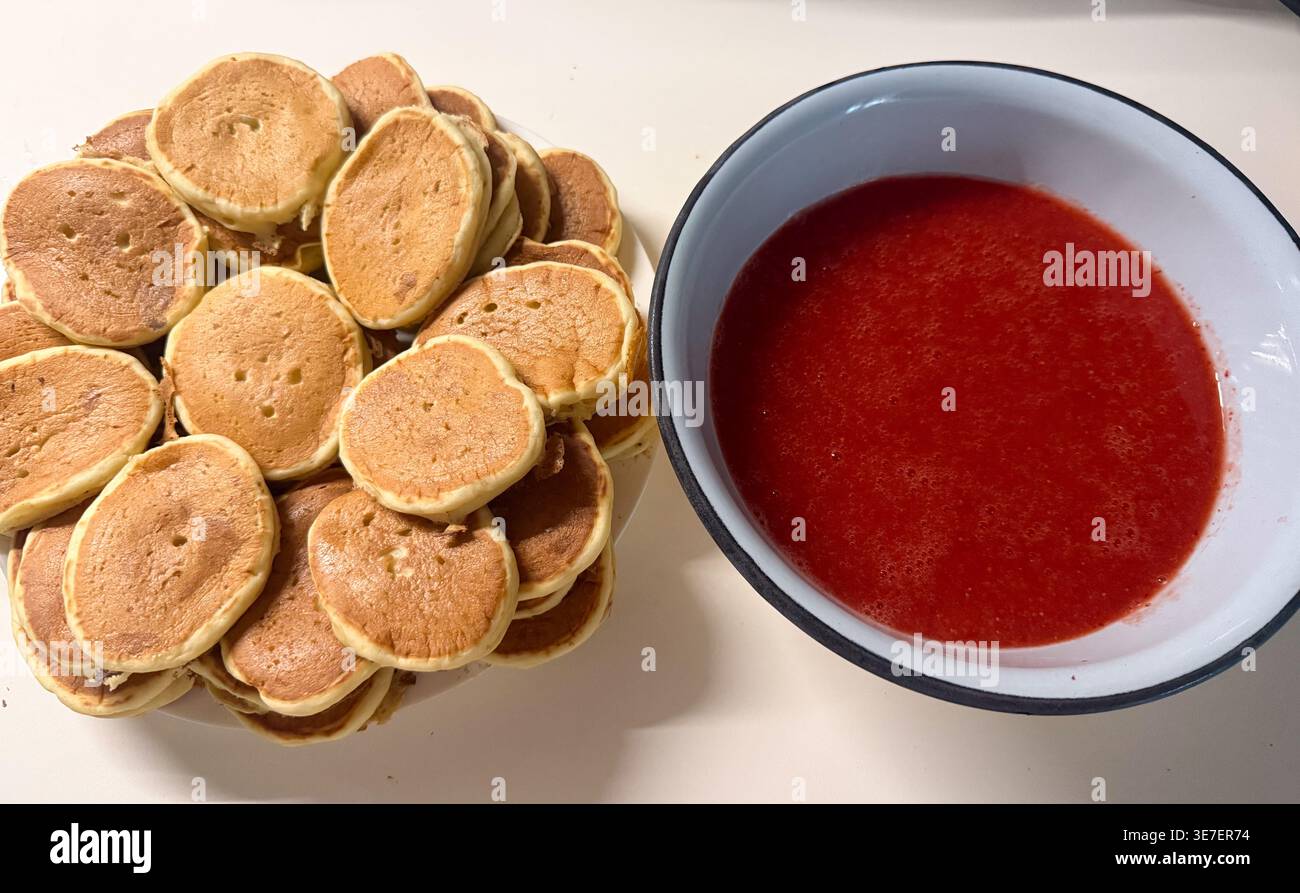 Pila di mini pancake con salsa di fragole Foto Stock