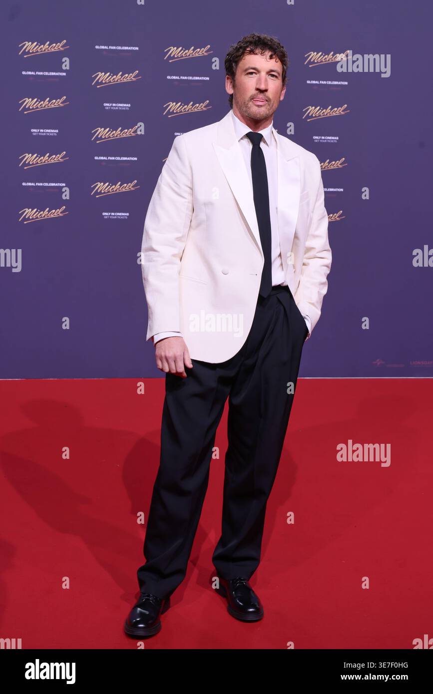 Michael Miles Teller Filmpremiere zu Michael auf dem Uber Platz Berlin Datum: 10.04.2026 *** Michael Miles Teller prima cinematografica di Michael su Uber Platz Berlin Data 10 04 2026 Copyright: XEventpress/Kratschx Foto Stock
