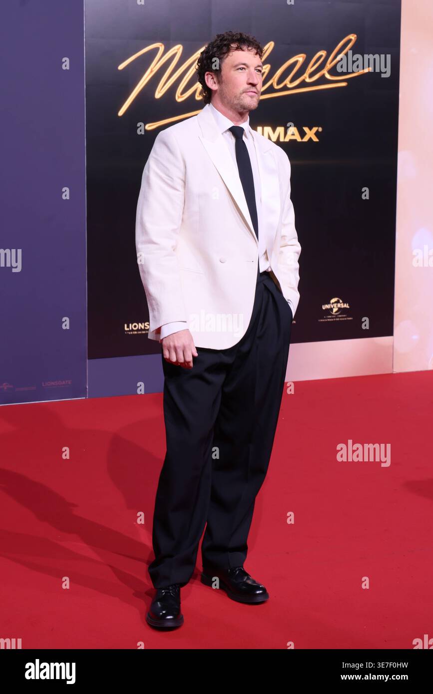 Michael Miles Teller Filmpremiere zu Michael auf dem Uber Platz Berlin Datum: 10.04.2026 *** Michael Miles Teller prima cinematografica di Michael su Uber Platz Berlin Data 10 04 2026 Copyright: XEventpress/Kratschx Foto Stock