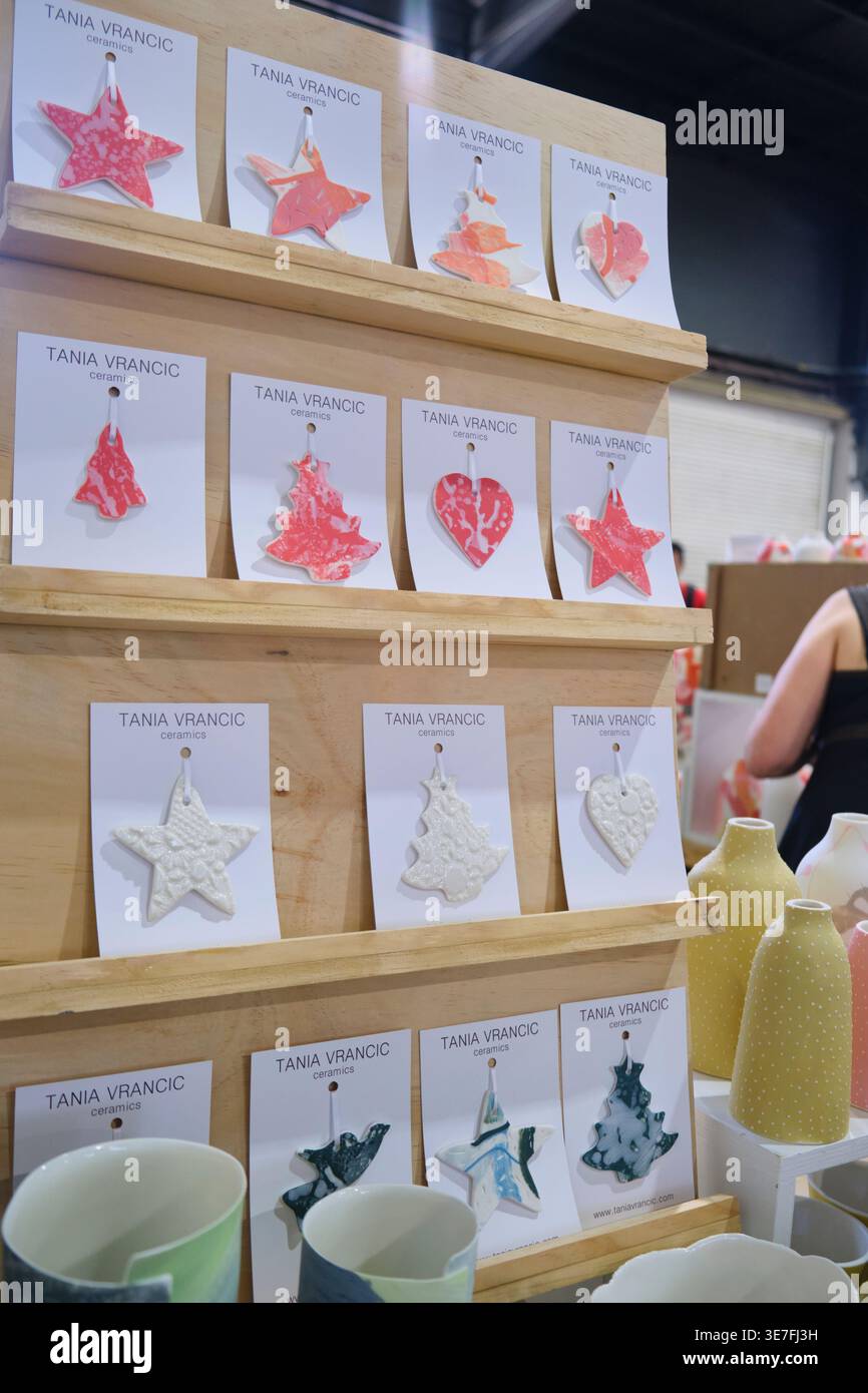 Ornamenti natalizi fatti a mano in ceramica, smaltati. Al mercatino di Natale EPIC di Canberra, Australia. Foto Stock