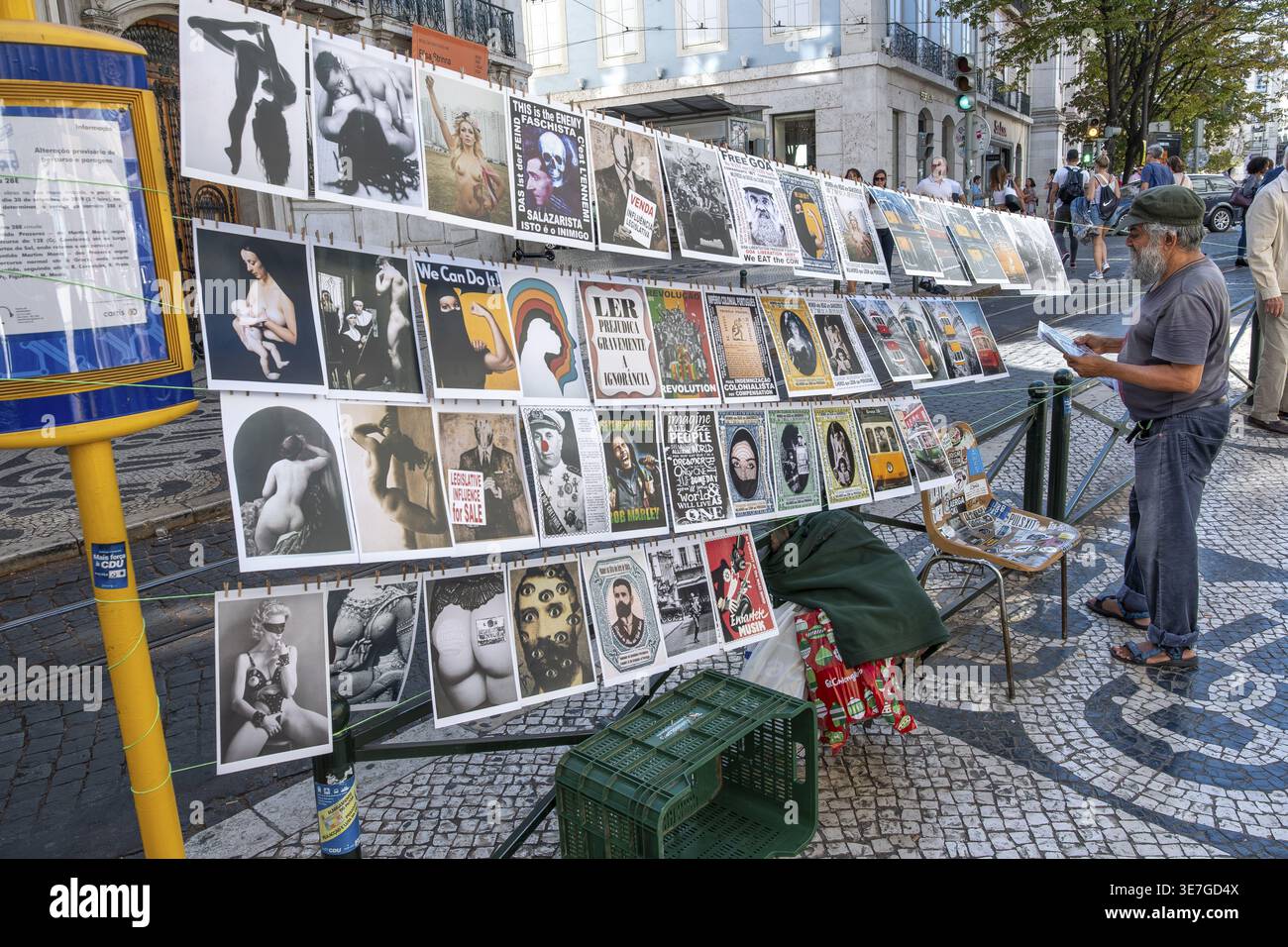 Lisbona. Distretto, Biarro alto. Stand di vendita con foto e grafica, stazione della metropolitana di Biaxa Chiado. Lisbona, Portogallo Foto Stock