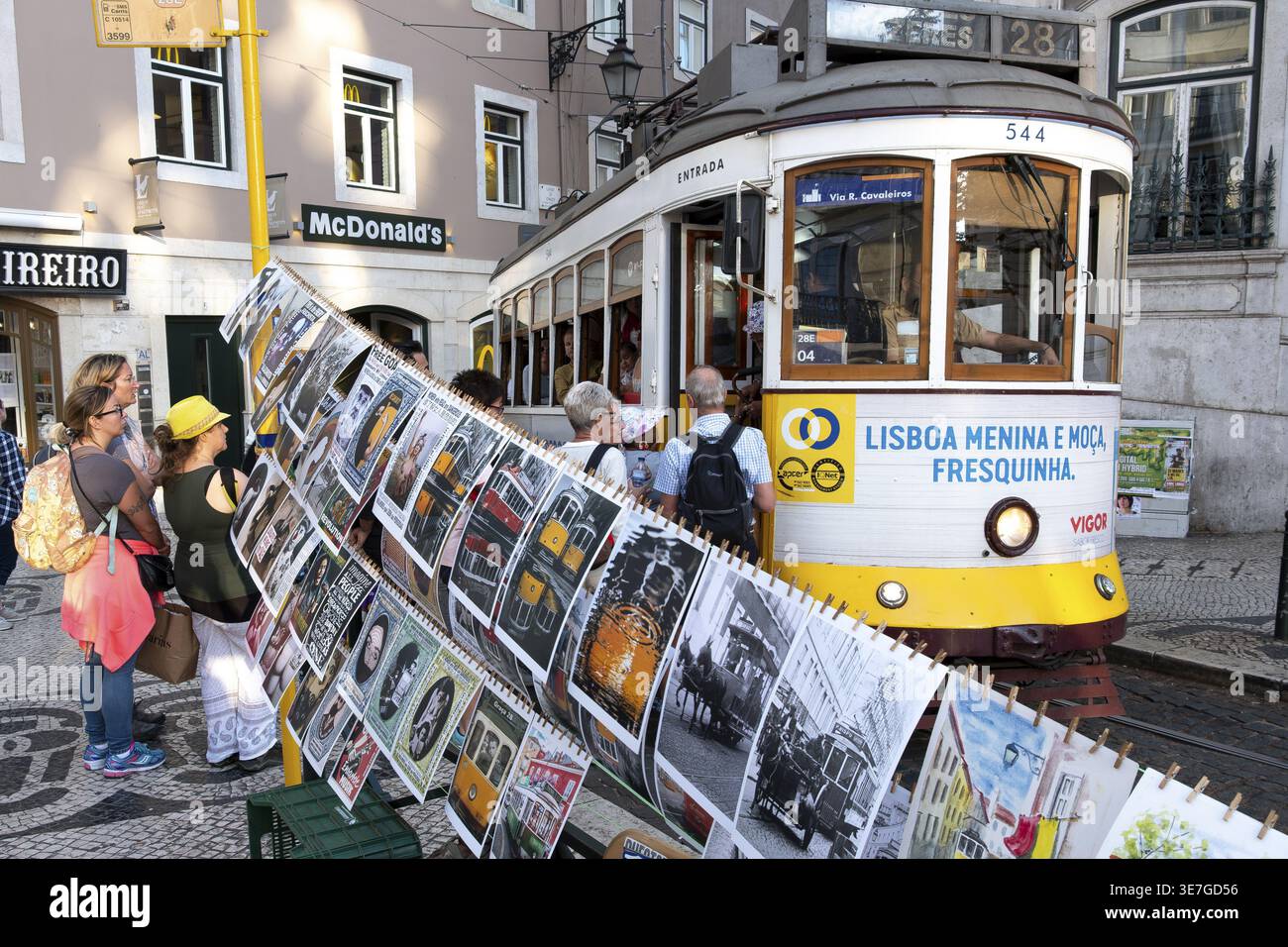 Lisbona. Distretto - Biarro alto. Stand di vendita con foto e grafica - stazione della metropolitana di Biaxa Chiado. Tram 28 - fermata, Lisbona, Portogallo Foto Stock