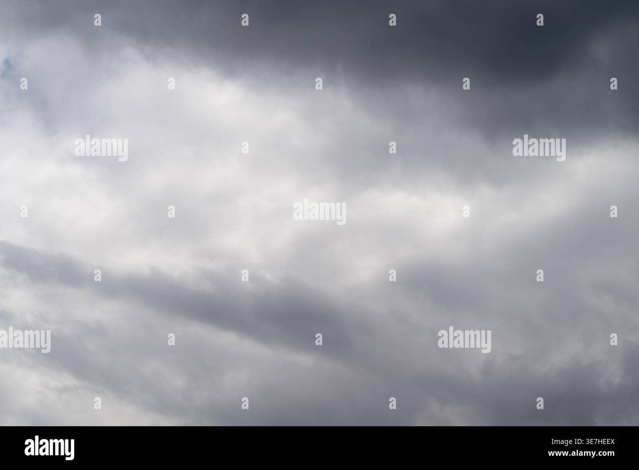 Le nuvole e la luce in movimento creano una scena vivace. I pattern di nuvole mutevoli combinati con un'illuminazione incoerente generano ambienti energetici e atmosferici Foto Stock