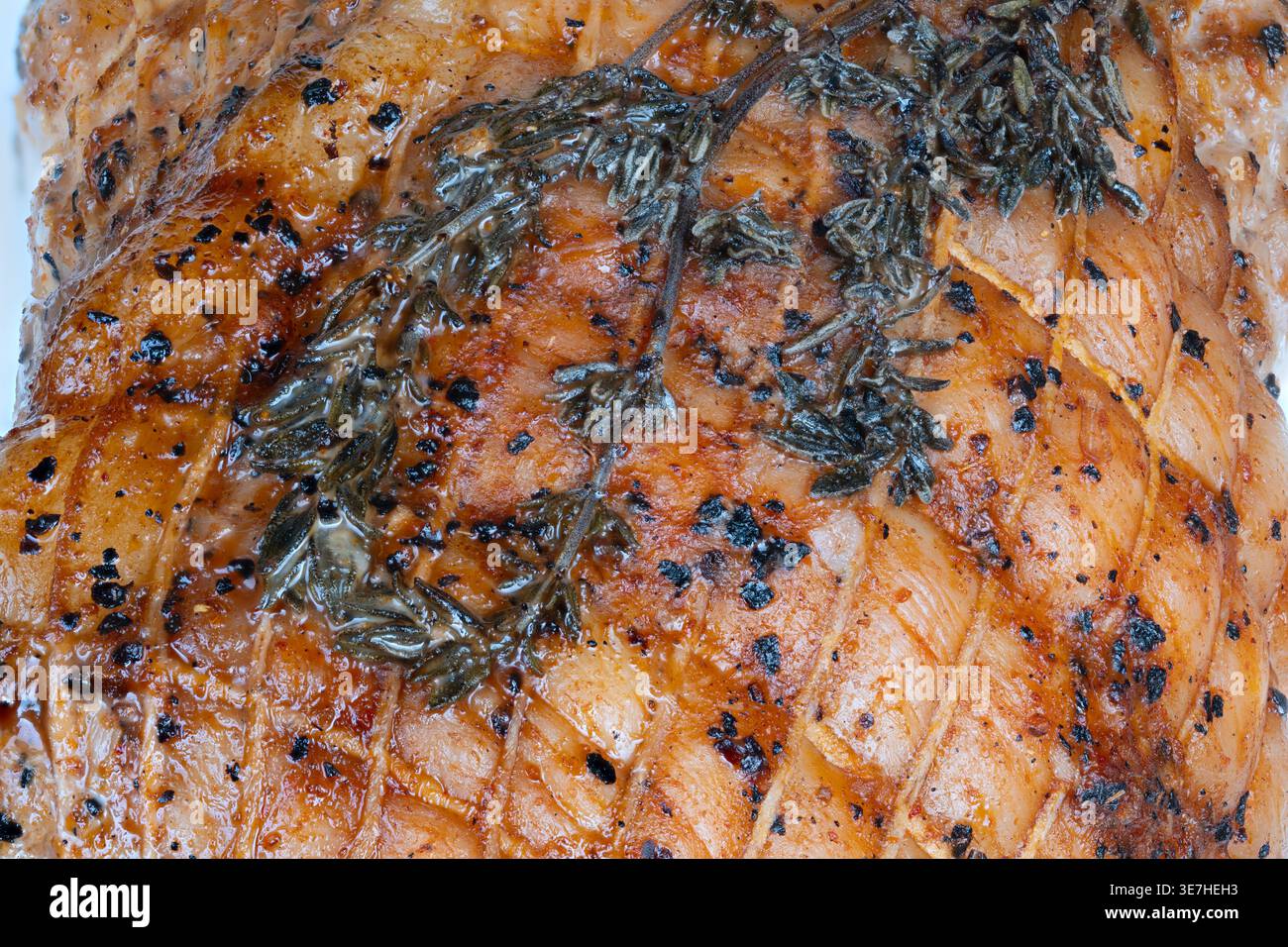 Maiale arrosto delizioso e piccante servito con sapori ricchi. Piatto di maiale arrosto piccante e saporito che stuzzica le papille gustative ad ogni boccone Foto Stock