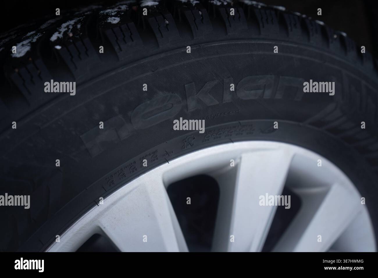 Tampere, Finlandia - 12 gennaio 2026 - primo piano del logo Nokian su un pneumatico invernale per auto Foto Stock
