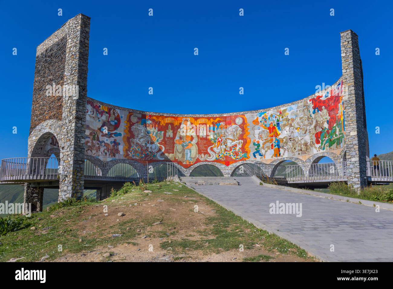 Monumento all'amicizia russo-georgiana, 1983, Gudauri, Mtskheta-Mtianeti, Georgia Foto Stock