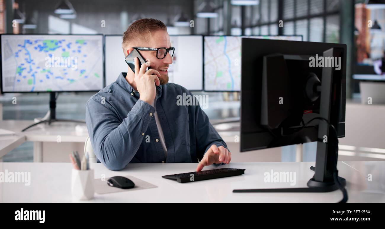 Agente immobiliare professionale che si occupa di consulenza telefonica con il cliente in un ambiente di ufficio moderno Foto Stock