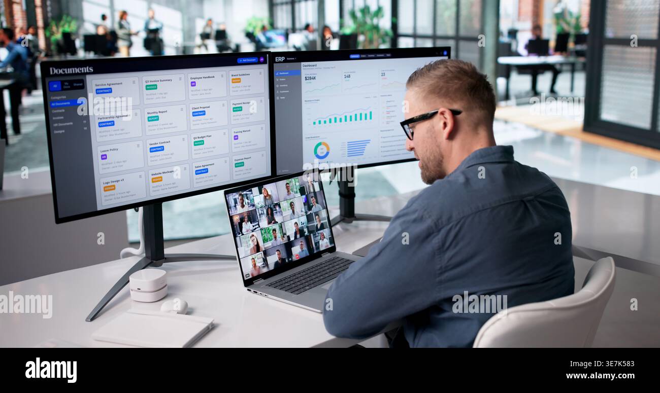 Young Marketing Manager che organizza una videoconferenza online utilizzando il notebook in ufficio moderno Foto Stock