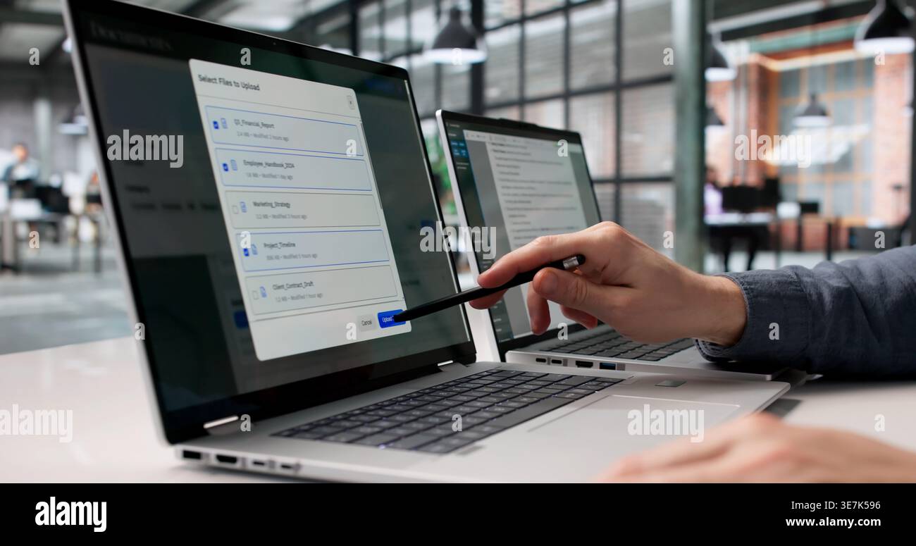 Digital Archivist gestisce in modo efficiente i file virtuali sul notebook per un accesso semplificato Foto Stock