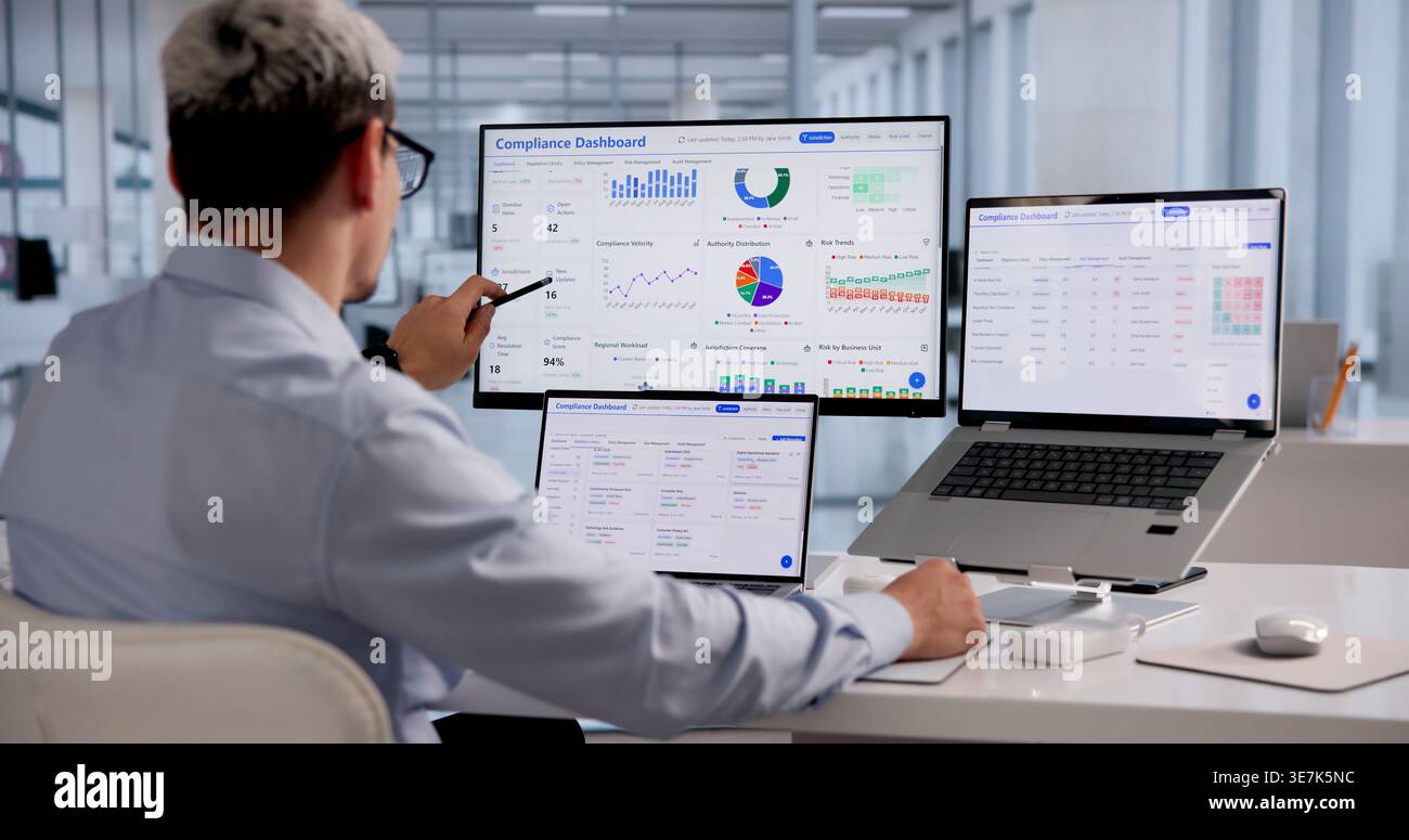 Data Privacy Manager analizza Compliance Dashboard per rispettare gli standard di sicurezza Foto Stock
