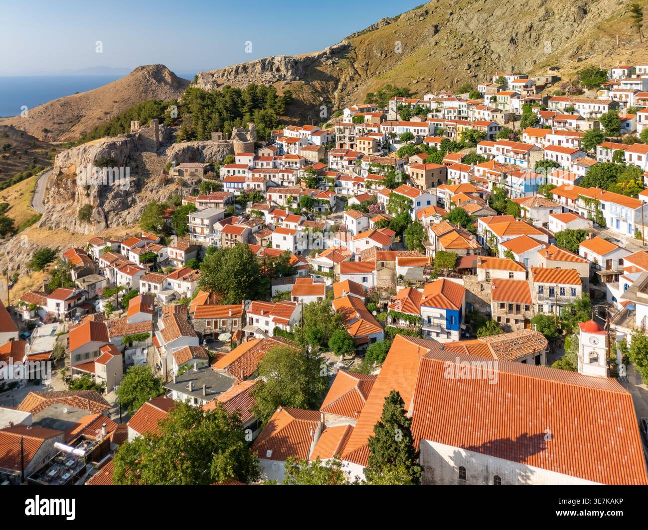 Vista aerea del villaggio medievale di Chora sull'isola di Samothraki in Grecia Foto Stock