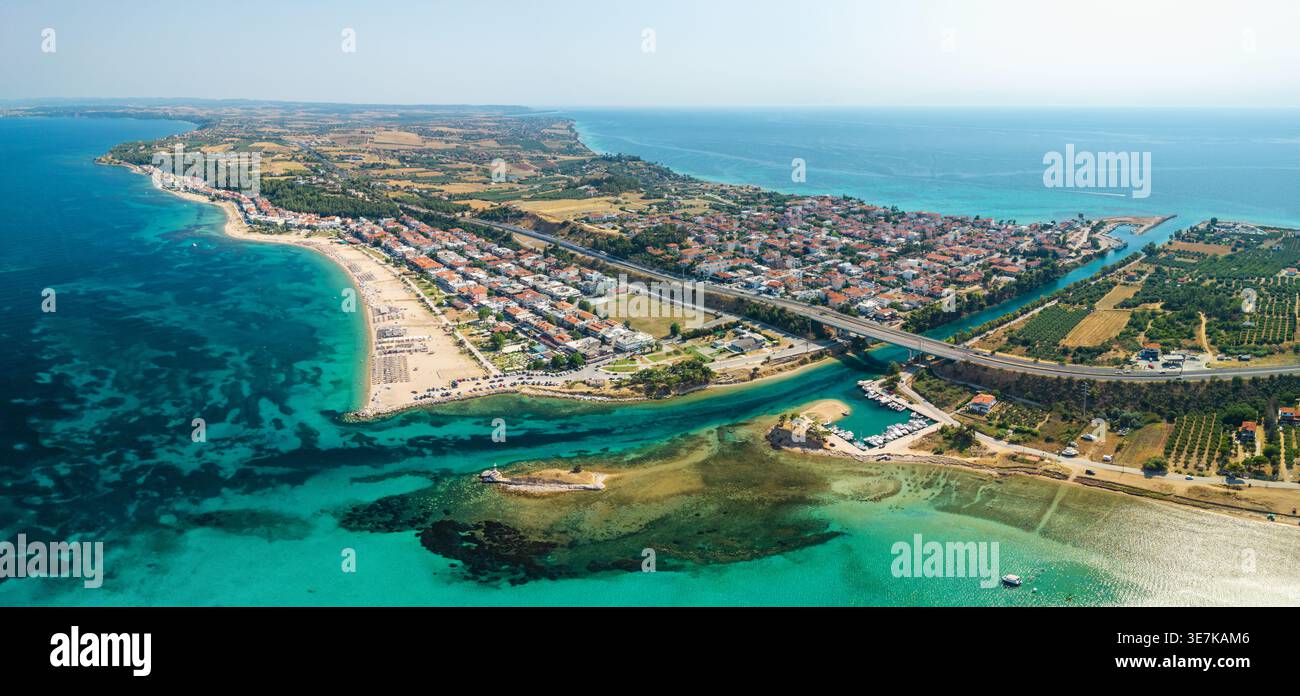 Veduta aerea del canale Nea Poteidaia con motoscafo, Calcidica, Grecia Foto Stock
