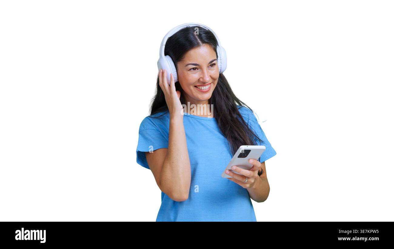 Donna che ascolta la musica ascoltando podcast sullo smartphone Foto Stock