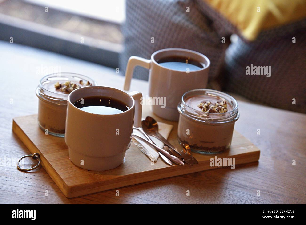 Tavolo con dessert e bevande su un tavolo di legno in un intimo Cafe'. Foto orizzontale Foto Stock