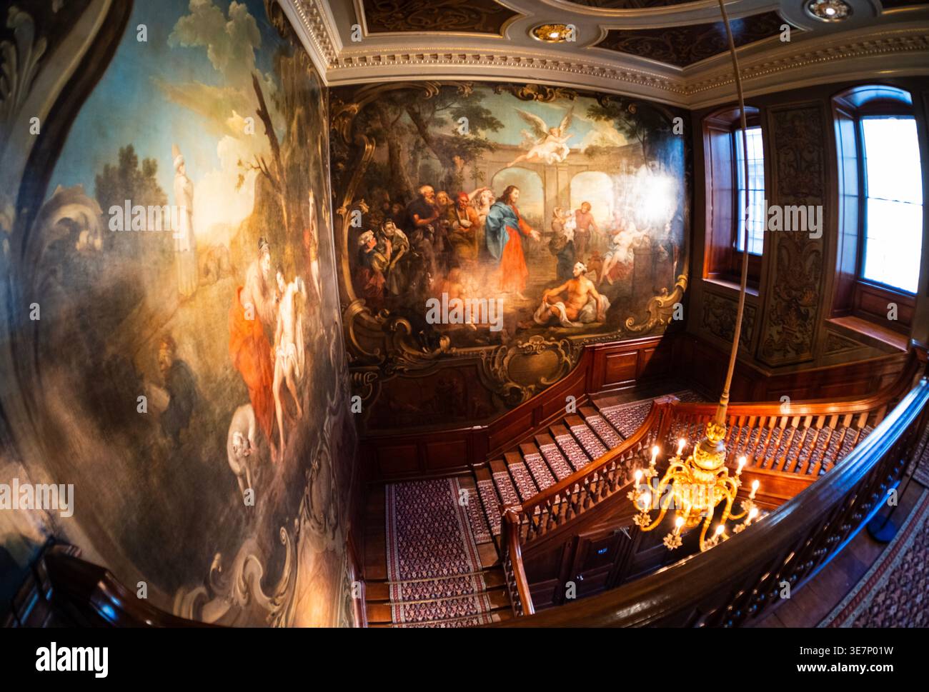 Hogarth Stair e Great Hall. La scalinata con 2 tele dipinte da William Hogarth, la piscina di Bethesda (1736) e il buon samaritano (1737). Foto Stock