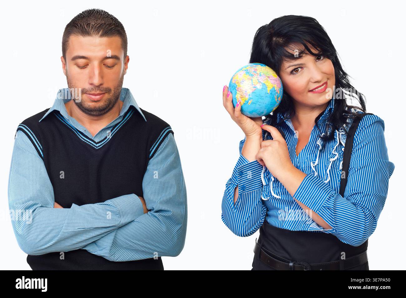 L'uomo attraversa le braccia, gli occhi chiusi, l'espressione stanca. La donna sorride, tiene il globo, gesta con sicurezza. Entrambi indossano abbigliamento casual e colorato. L'immagine trasmette g Foto Stock
