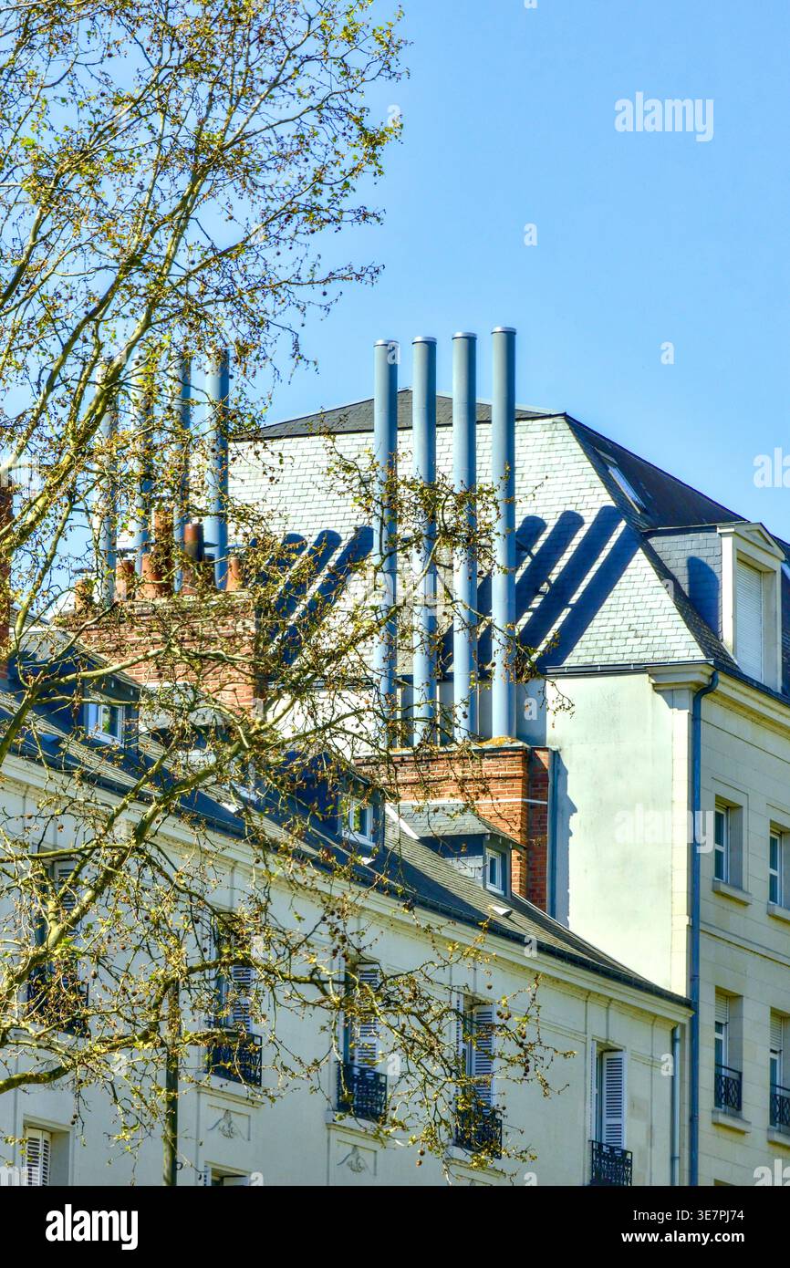 Alte estensioni di tubi in alluminio ai camini nazionali del centro città - Tours, Indre-et-Loire (37), Francia. Foto Stock
