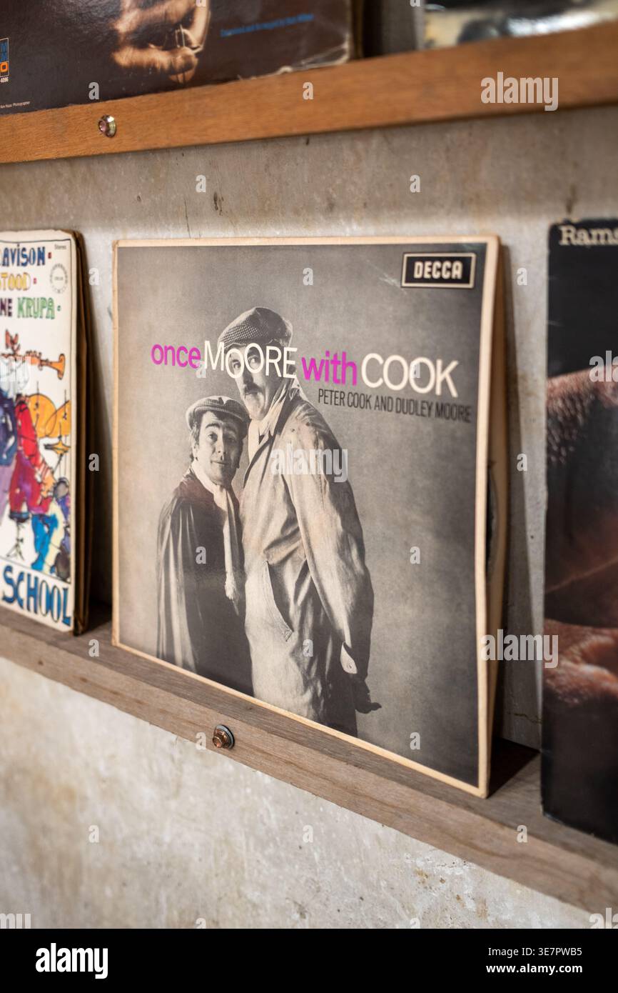 Ancora una volta con Moore e Cook LP in una bancarella di dischi nel distretto di Songwat Road a Bangkok in Thailandia Foto Stock