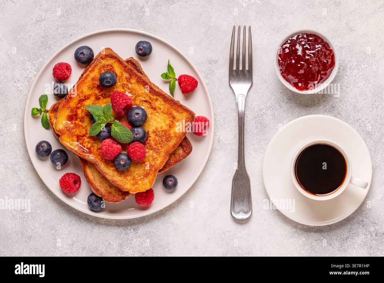 Toast alla francese con mirtilli, lamponi, sciroppo d'acero, vista dall'alto. Foto Stock