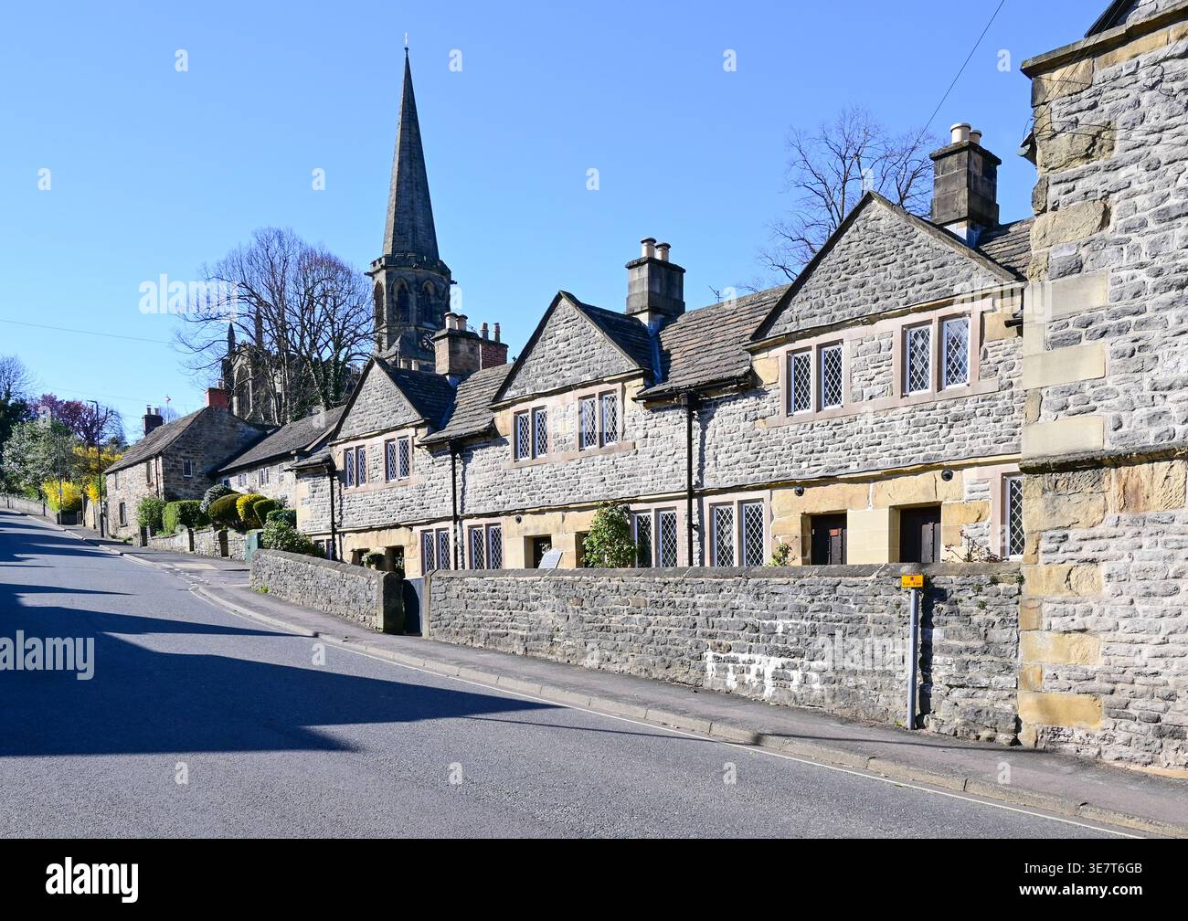 South Church Street, con sede dell'ex St John's Hospital; storica Amshouses e All Saints Parish Church, Bakewell, Derbyshire, Inghilterra, Regno Unito Foto Stock