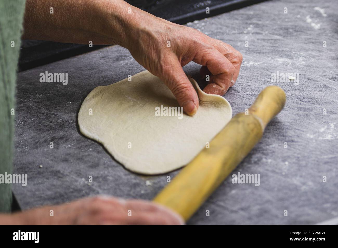 Preparare i panzerotti fritti, un classico Street food pugliese composto da salati salati fatti con impasto per pizza, ripieni di mozzarella e pomodoro Foto Stock