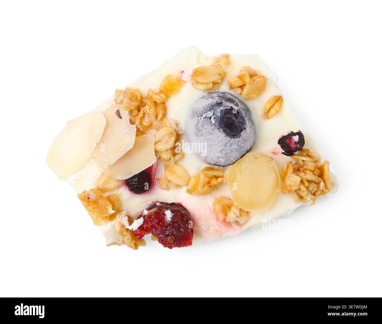 Un pezzo di gustosa corteccia di yogurt con frutti di bosco, muesli e scaglie di mandorle isolate sul bianco, vista dall'alto Foto Stock