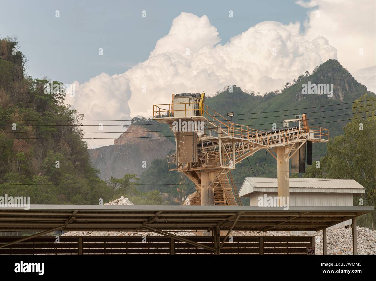 Saraburi, Tailandia - 20 marzo 2022 - un sistema di trasporto industriale straordinario è pronto per il trasporto di materiali in un sito minerario o di estrazione. Il backg Foto Stock