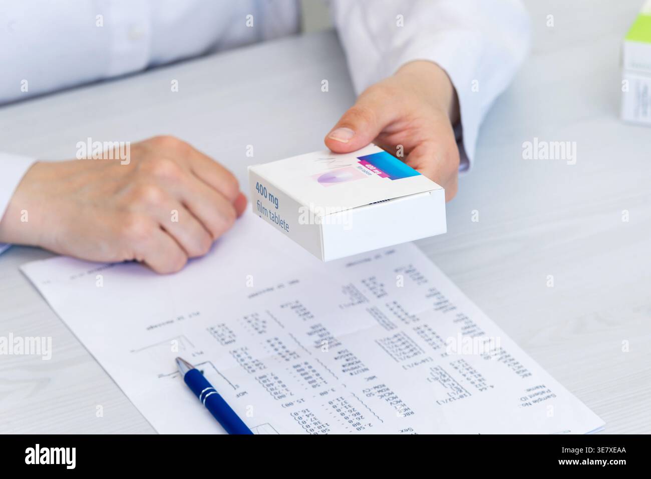Primo piano della scatola di medicina su referto medico con penna, assistenza sanitaria e concetto di documentazione prescrizione Foto Stock