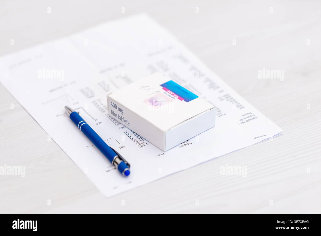 Scatola di medicina e penna su documenti medici, documentazione sanitaria e concetto di prescrizione Foto Stock