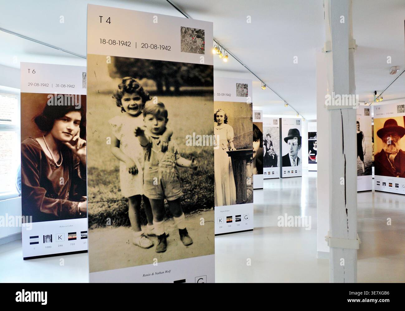 Questo spazio mostra immagini storiche relative ad Auschwitz. I visitatori vedono i ritratti e ricordano le vite perse durante l'Olocausto. Foto Stock