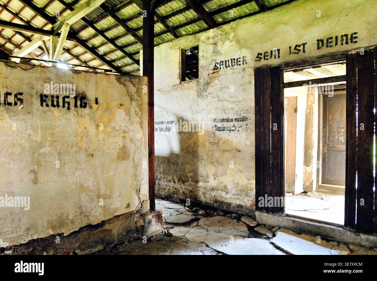 I visitatori camminano attraverso le caserme del campo di concentramento di Auschwitz a Cracovia, riflettendo sulla storia e l'impatto del sito. Foto Stock