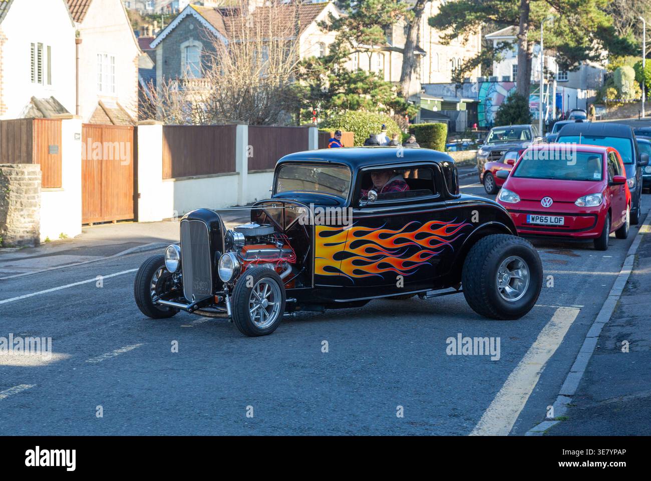 Una Ford Coupe vintage Hot Rod del 1932 con fiamme arancioni e gialle lungo il suo lato. Foto Stock