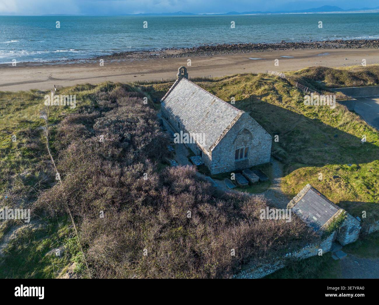 Vista aerea della chiesa di Llandanwg, metà sepolta in dune di sabbia sulla costa del Galles settentrionale Foto Stock