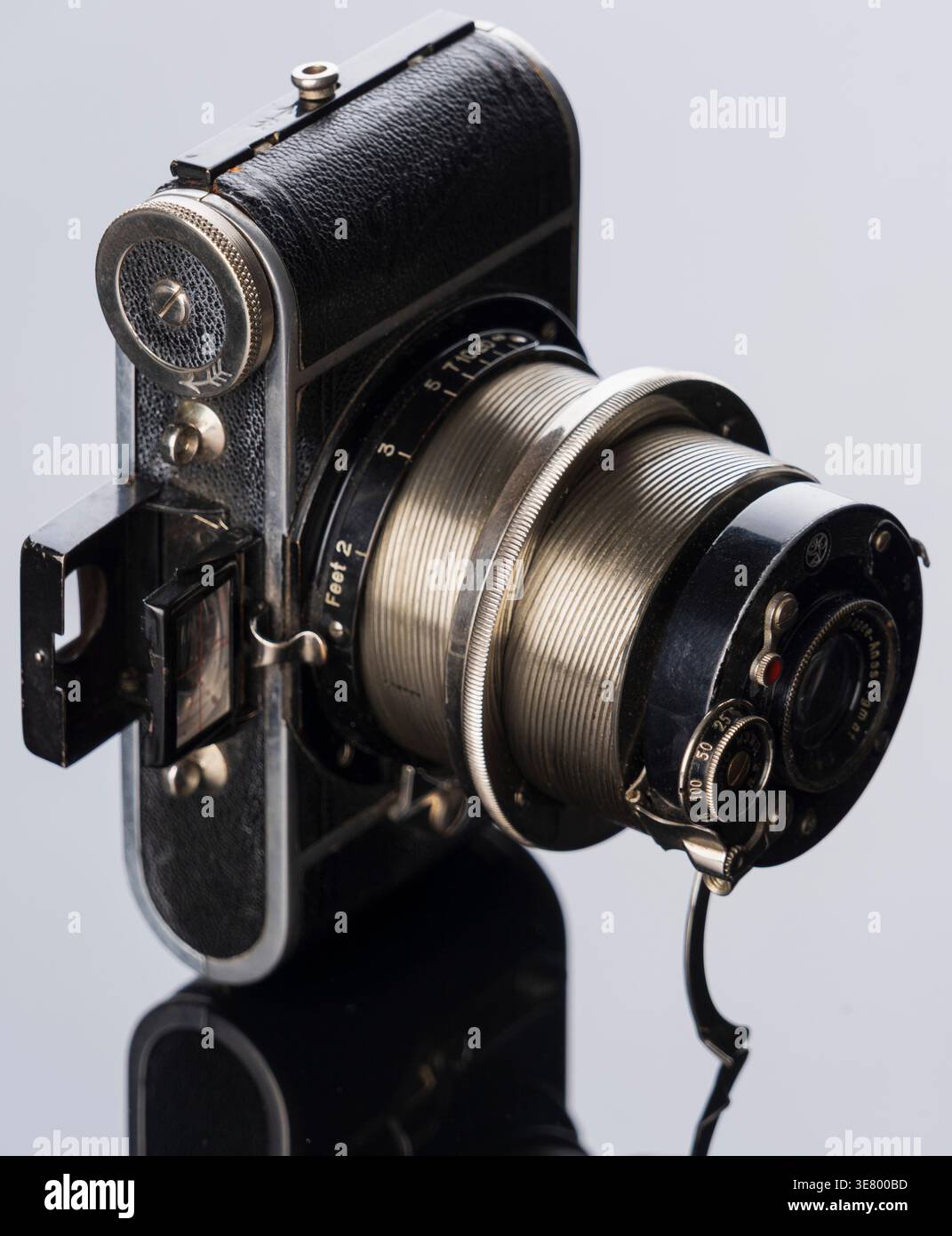 Primo piano dettagliato di un'antica fotocamera Ihagee Parvola con tubo estensibile in metallo e messa a fuoco elicoidale Foto Stock
